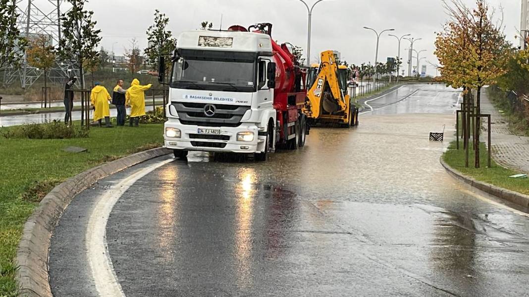 İstanbul'da sağanak sele dönüştü: İstinat duvarı çöktü, yollar göle döndü... 3